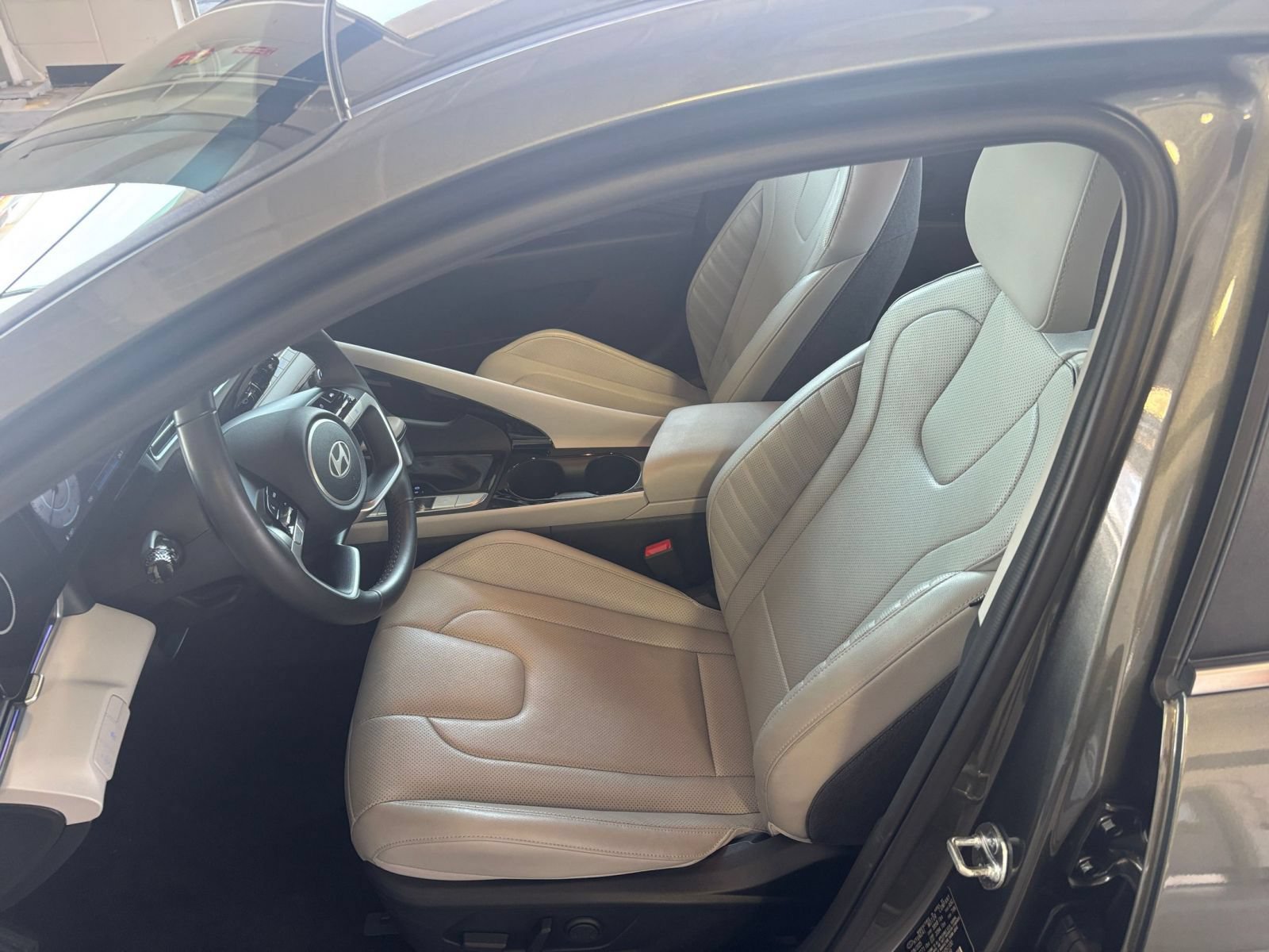 Used 2025 Hyundai Elantra Limited FWD image 27