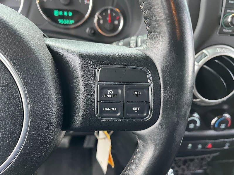 Used 2017 Jeep Wrangler Unlimited Rubicon w/ Connectivity Group image 17