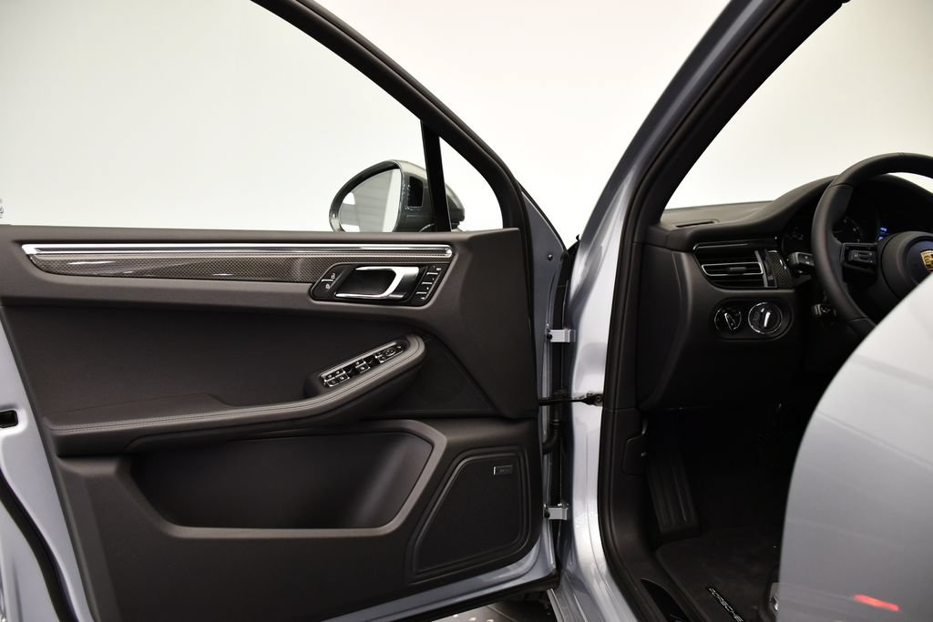 Certified 2026 Porsche Macan Turbo AWD/4WD image 34