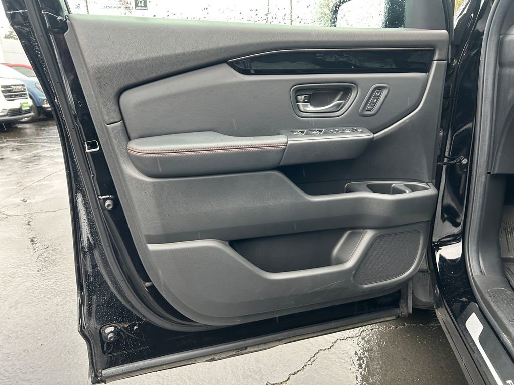 Used 2025 Honda Pilot TrailSport image 22