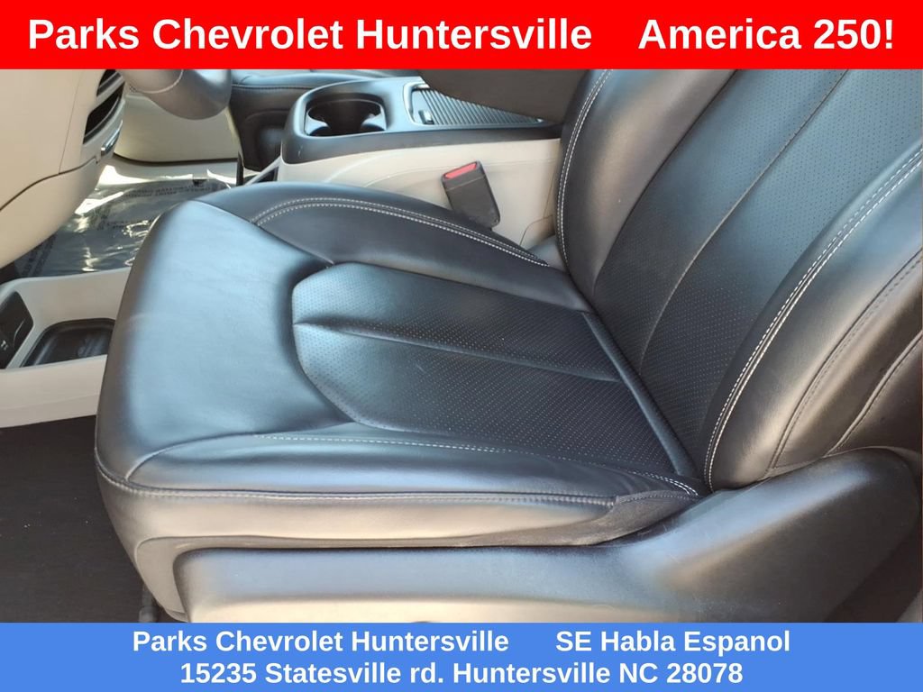 Used 2023 Chrysler Pacifica Touring-L FWD image 17