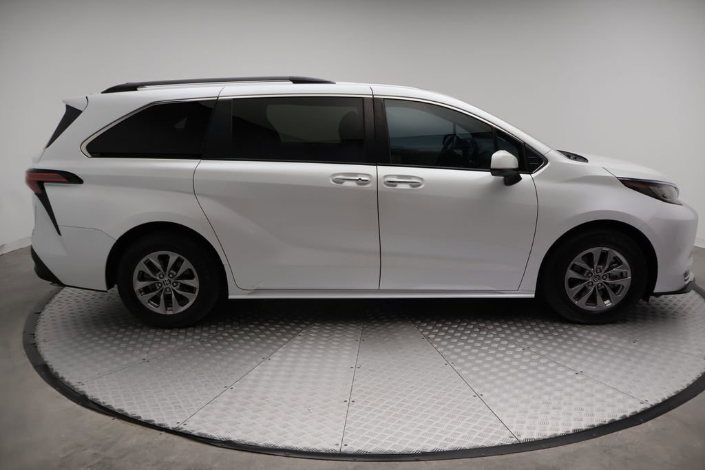 Used 2022 Toyota Sienna XLE FWD image 7