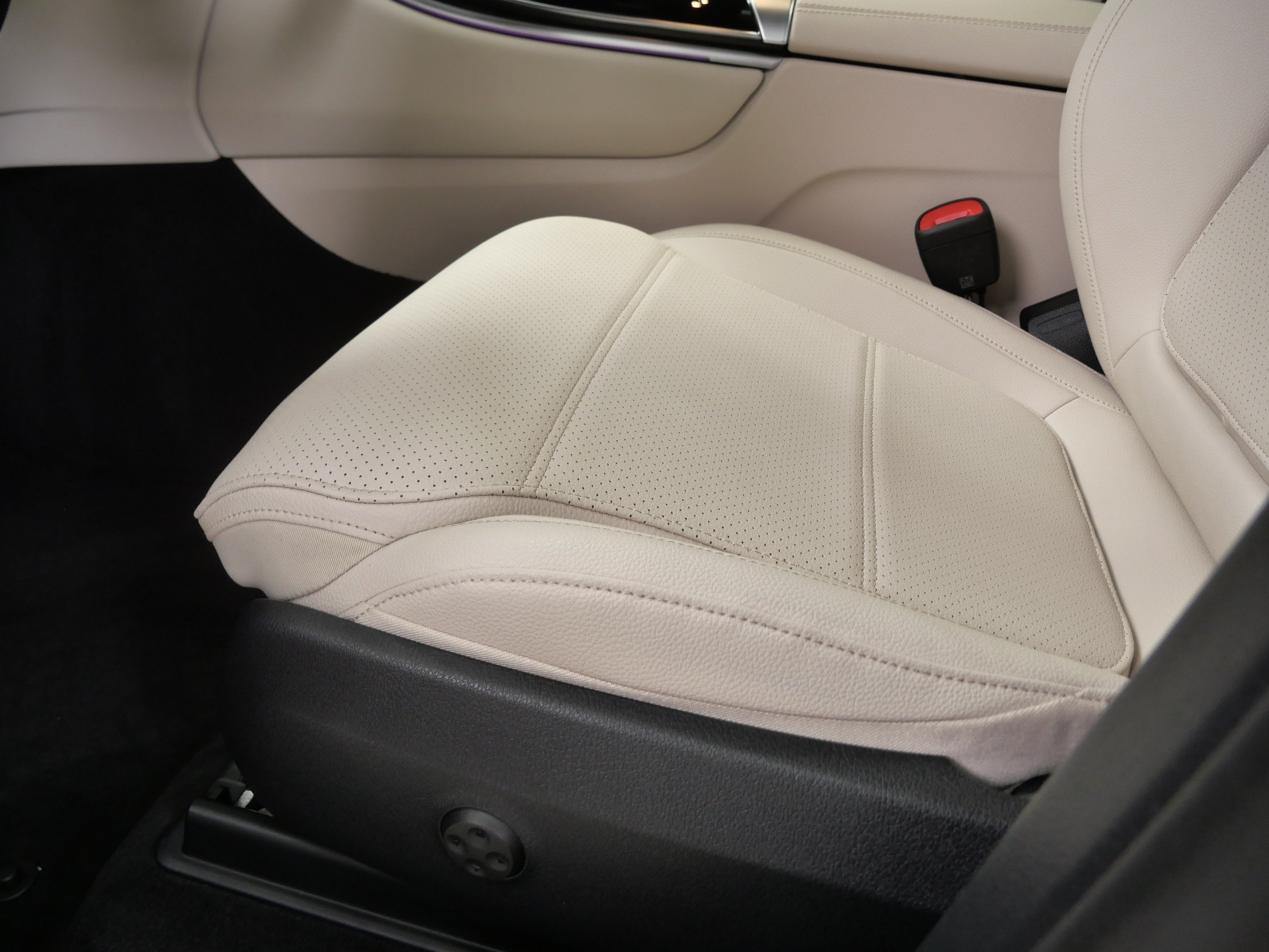 Certified 2026 Mercedes-Benz GLC 350e 4MATIC w/ Driver Assistance Package image 10