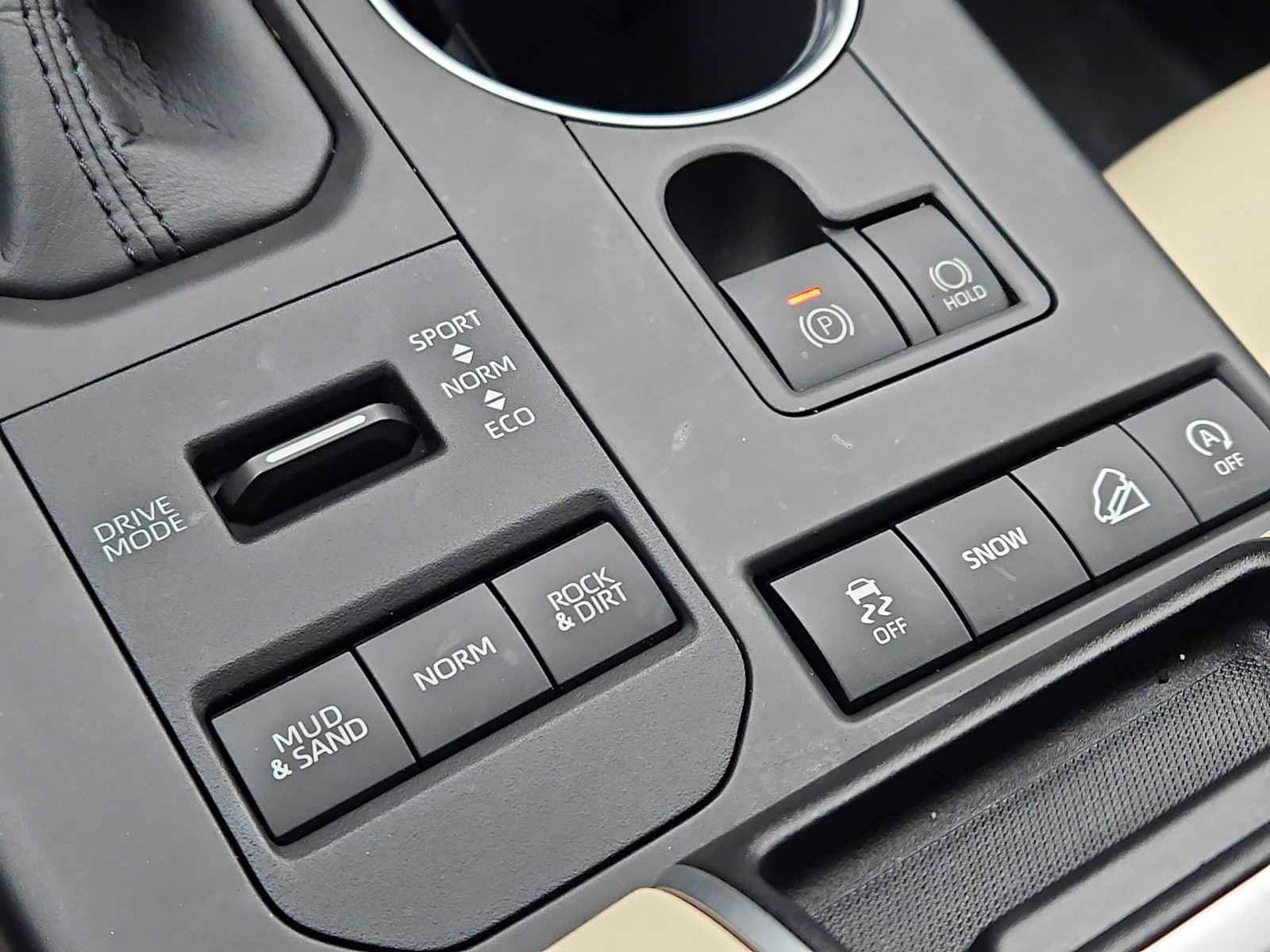 Used 2020 Toyota Highlander XLE image 18