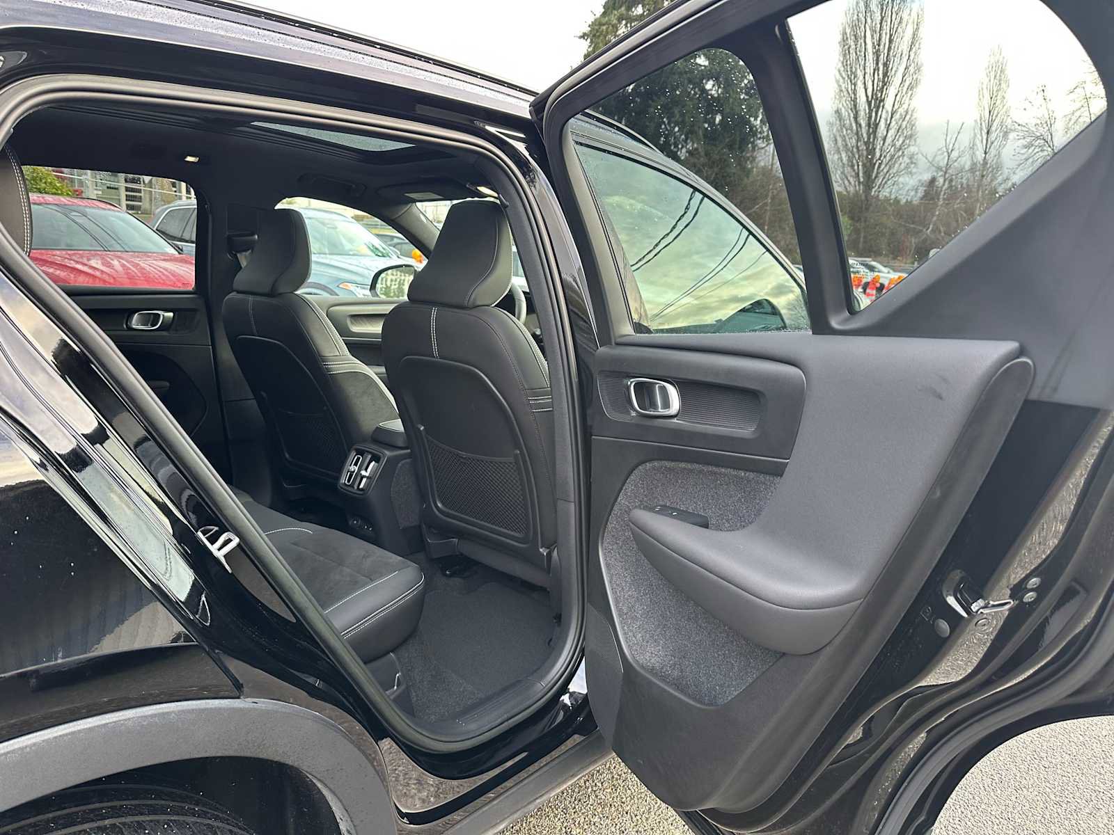 Used 2023 Volvo XC40 Recharge Plus image 14