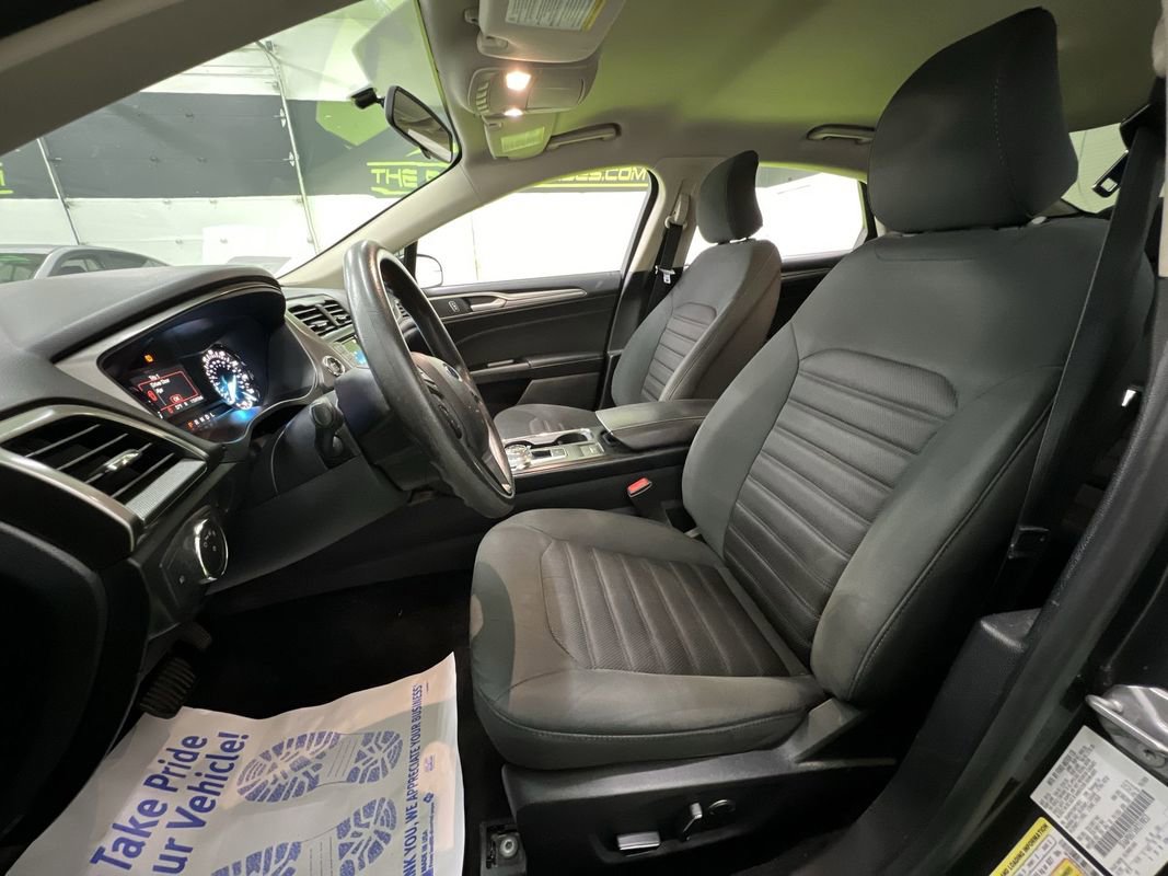 Used 2017 Ford Fusion SE FWD image 17