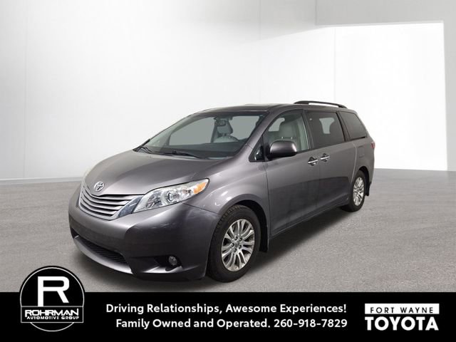 Used 2015 Toyota Sienna XLE w/ Four Season Floor Mat Package image 1