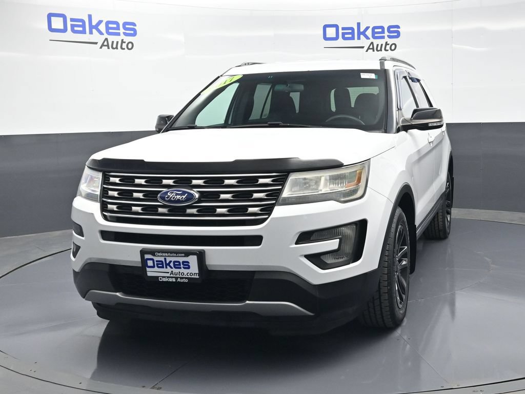 Used 2017 Ford Explorer XLT FWD image 2