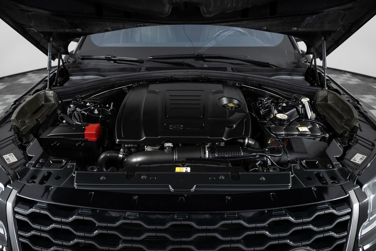 Used 2018 Land Rover Range Rover Velar R-Dynamic SE image 41