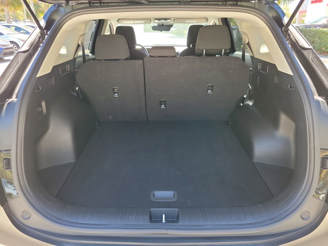 Used 2025 Kia Sportage LX image 7