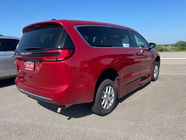 Used 2024 Chrysler Pacifica Touring image 4