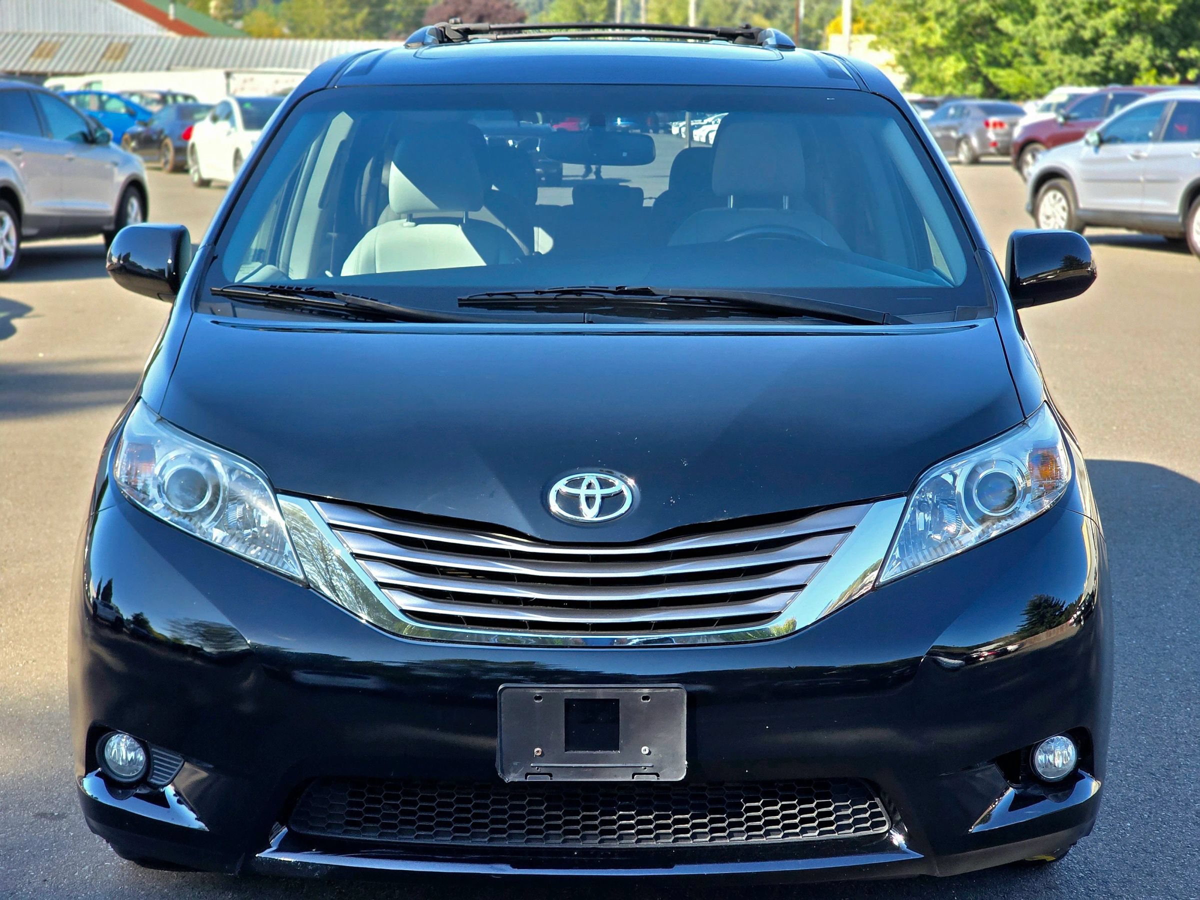 Used 2017 Toyota Sienna XLE w/ XLE Navigation Package FWD image 3