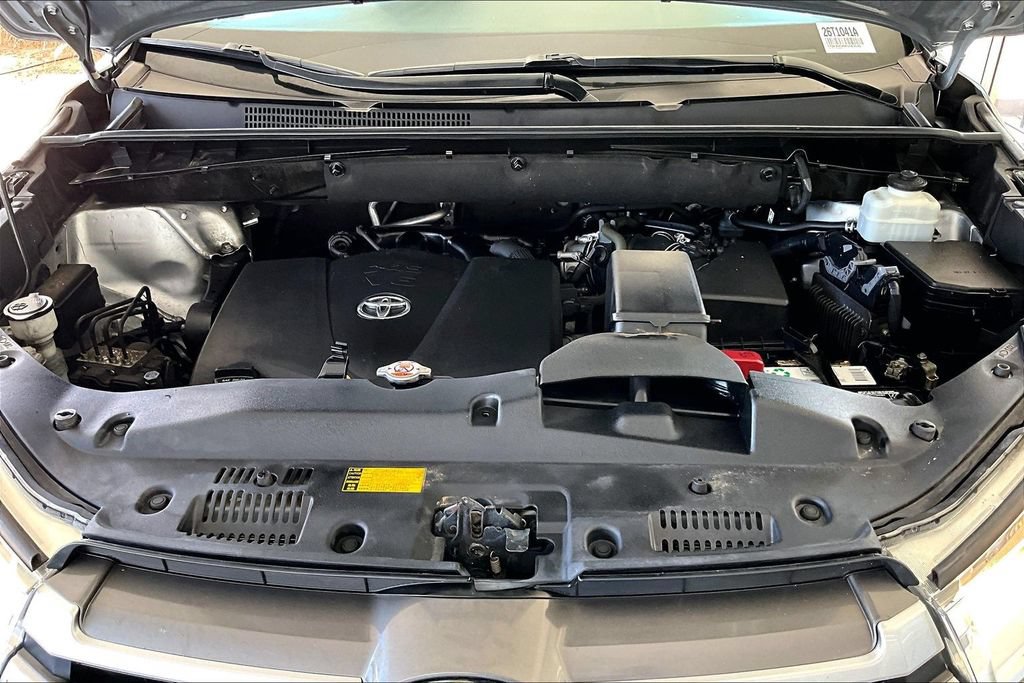 Used 2019 Toyota Highlander XLE w/ Carpet Mat Package (TMS) FWD image 31