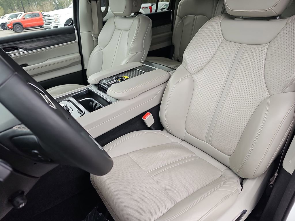 Used 2024 Jeep Wagoneer L Series II image 20