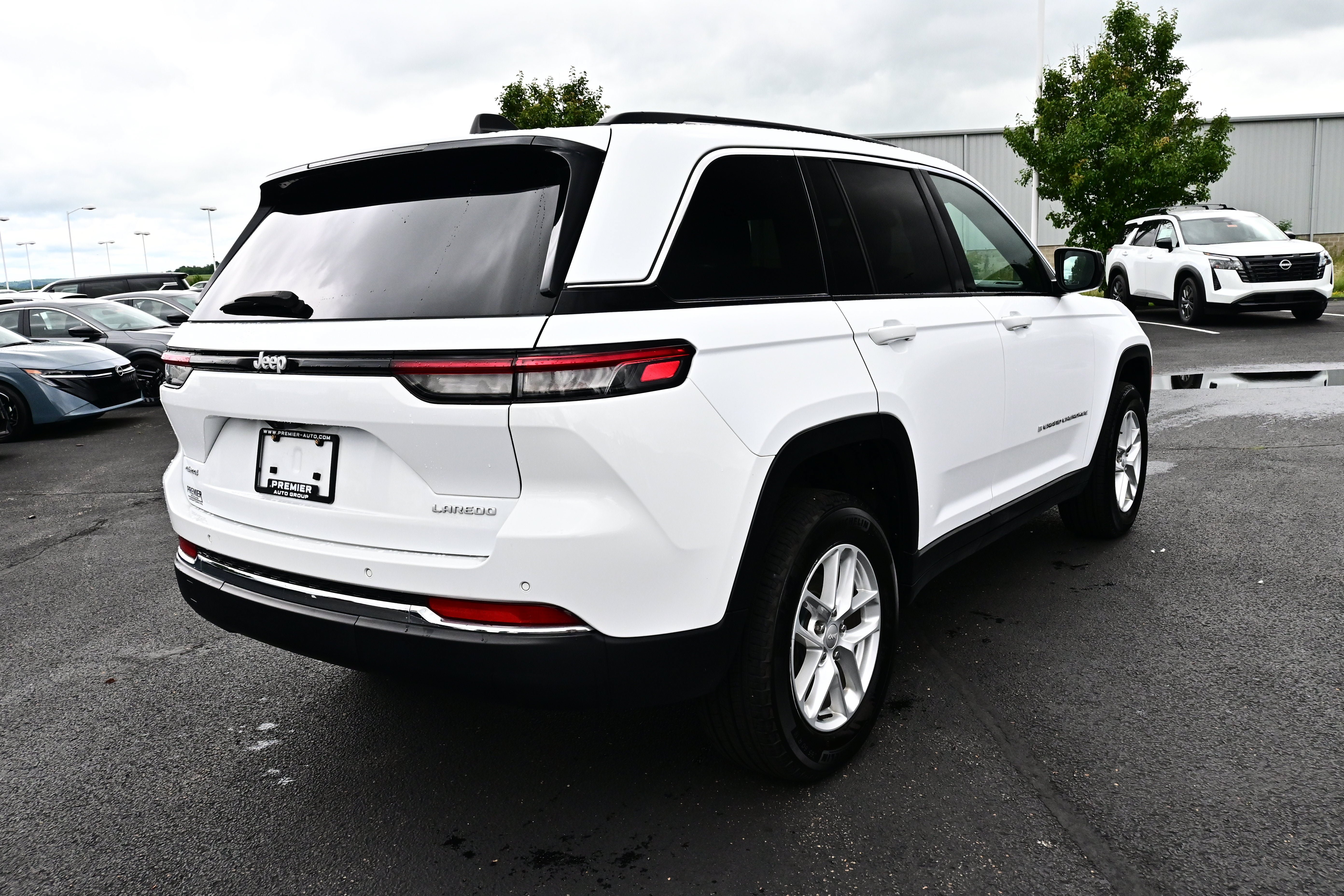 Used 2024 Jeep Grand Cherokee Laredo X AWD/4WD image 8