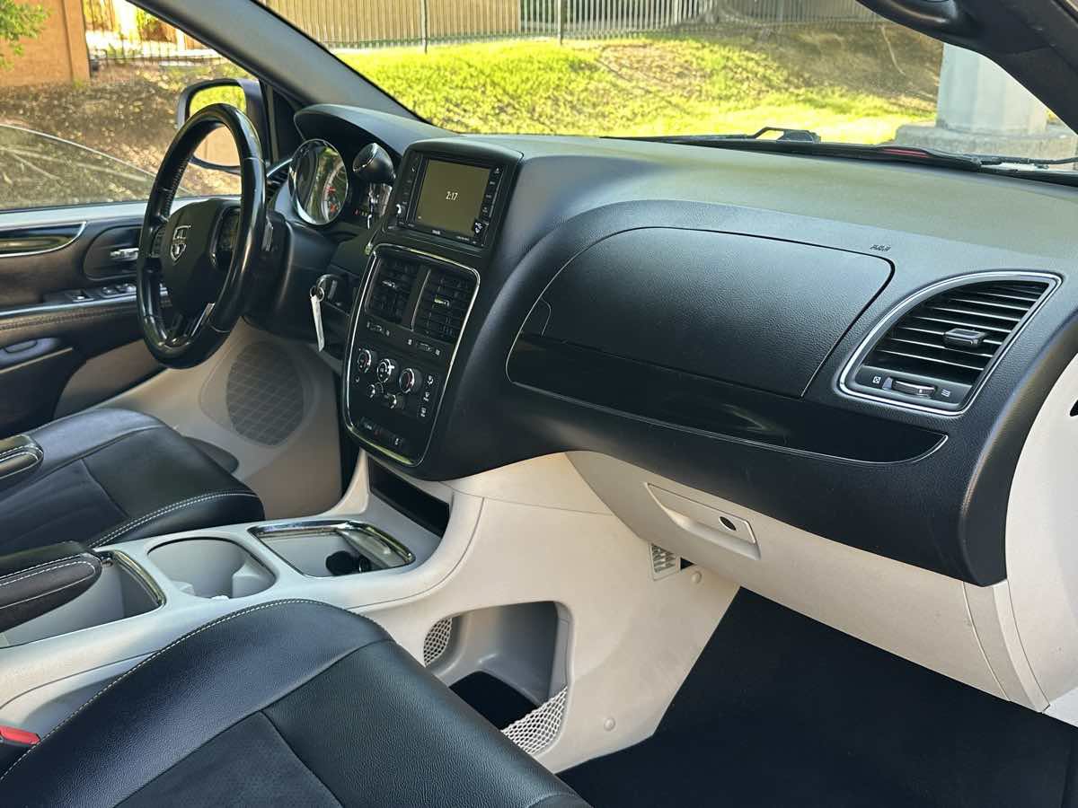 Used 2020 Dodge Grand Caravan SXT FWD image 12
