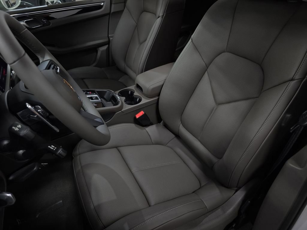 Used 2025 Porsche Macan image 5