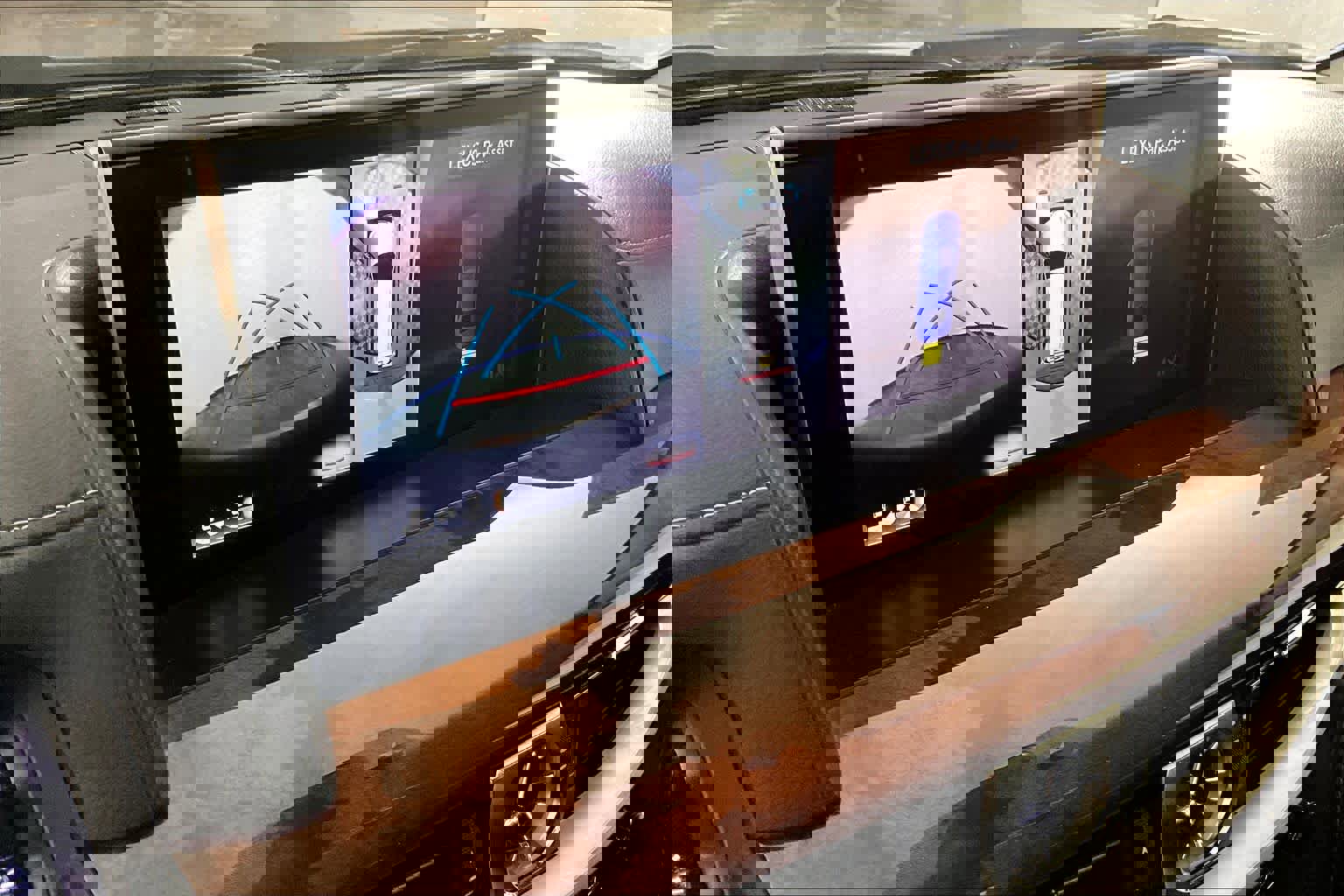 Used 2021 Lexus LX 570 4WD w/ 3rd Row & Luxury Pkg image 25