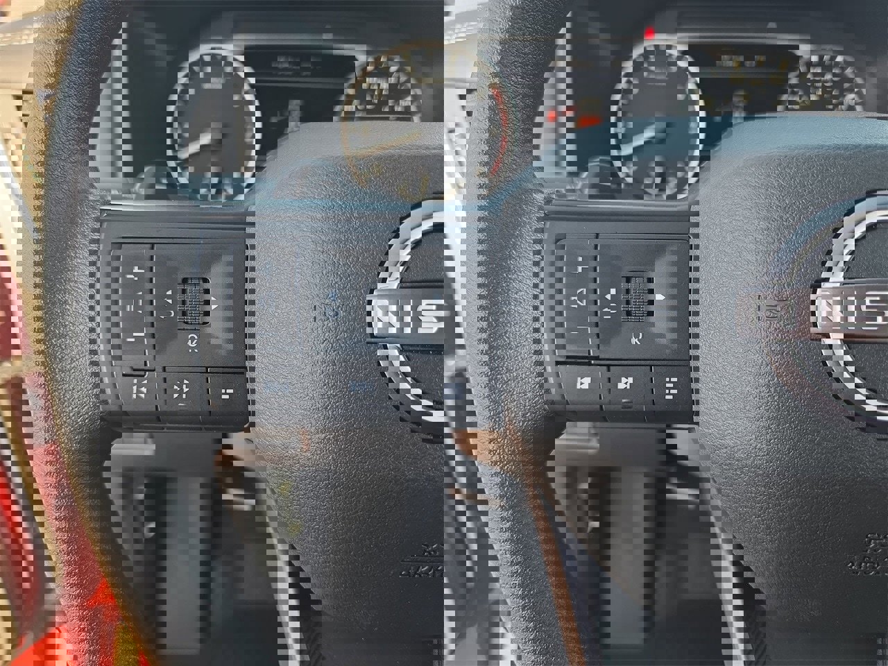 Used 2025 Nissan Rogue S image 16