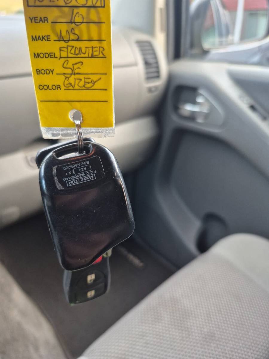 Used 2010 Nissan Frontier SE AWD/4WD image 22