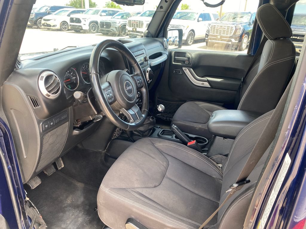 Used 2013 Jeep Wrangler Unlimited Rubicon w/ Dual Top Group AWD/4WD image 8