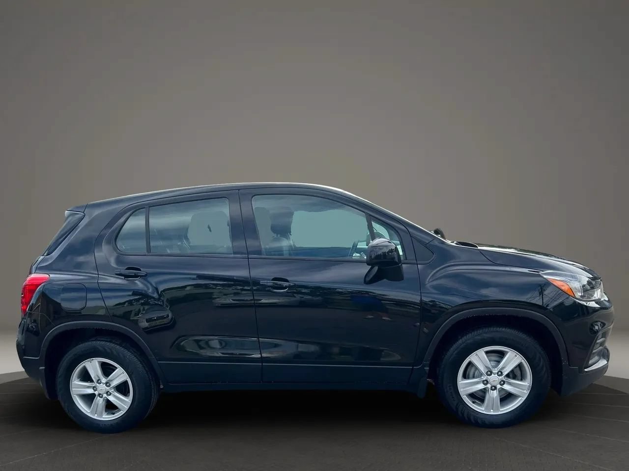 Used 2020 Chevrolet Trax LS w/ LPO, Protection Package FWD image 4