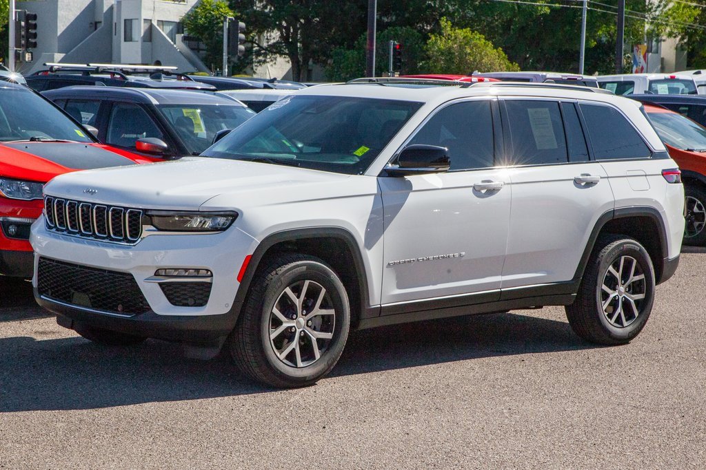 Used 2025 Jeep Grand Cherokee Limited w/ Luxury Tech Group II image 9