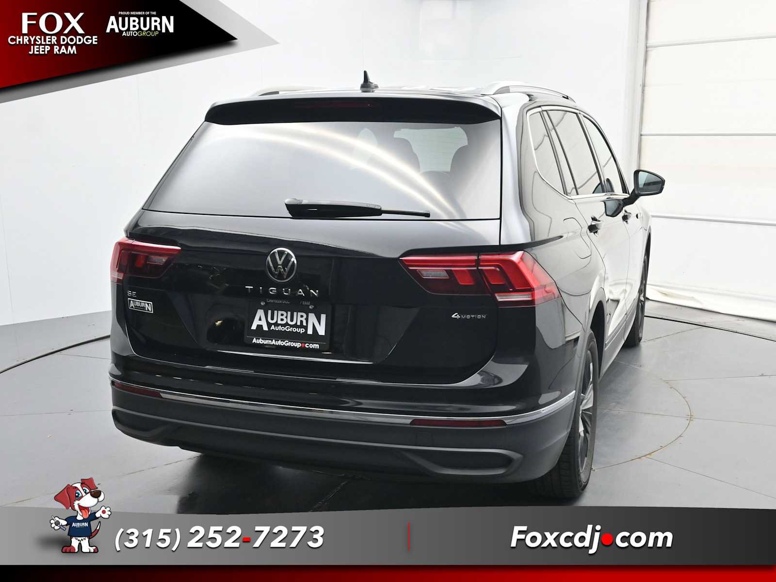 Used 2024 Volkswagen Tiguan SE w/ Panoramic Sunroof Package AWD/4WD image 4