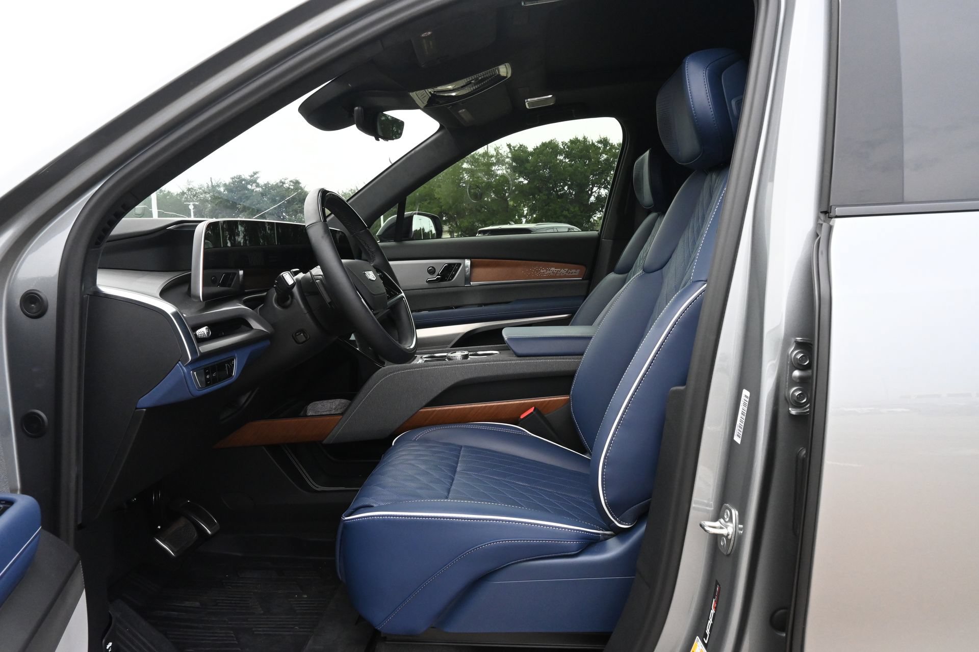 Used 2026 Cadillac Vistiq Premium Luxury w/ LPO, Floor Liner Package AWD/4WD image 19