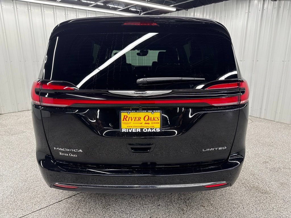 Used 2026 Chrysler Pacifica Limited w/ Uconnect Theater Family Group FWD image 5