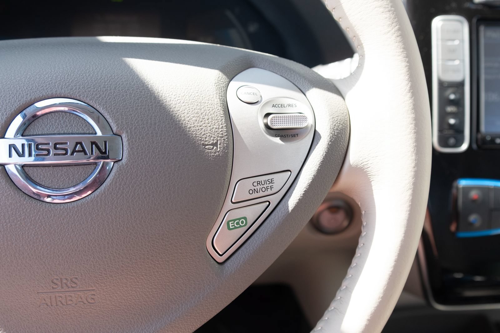 Used 2015 Nissan Leaf SV FWD image 9
