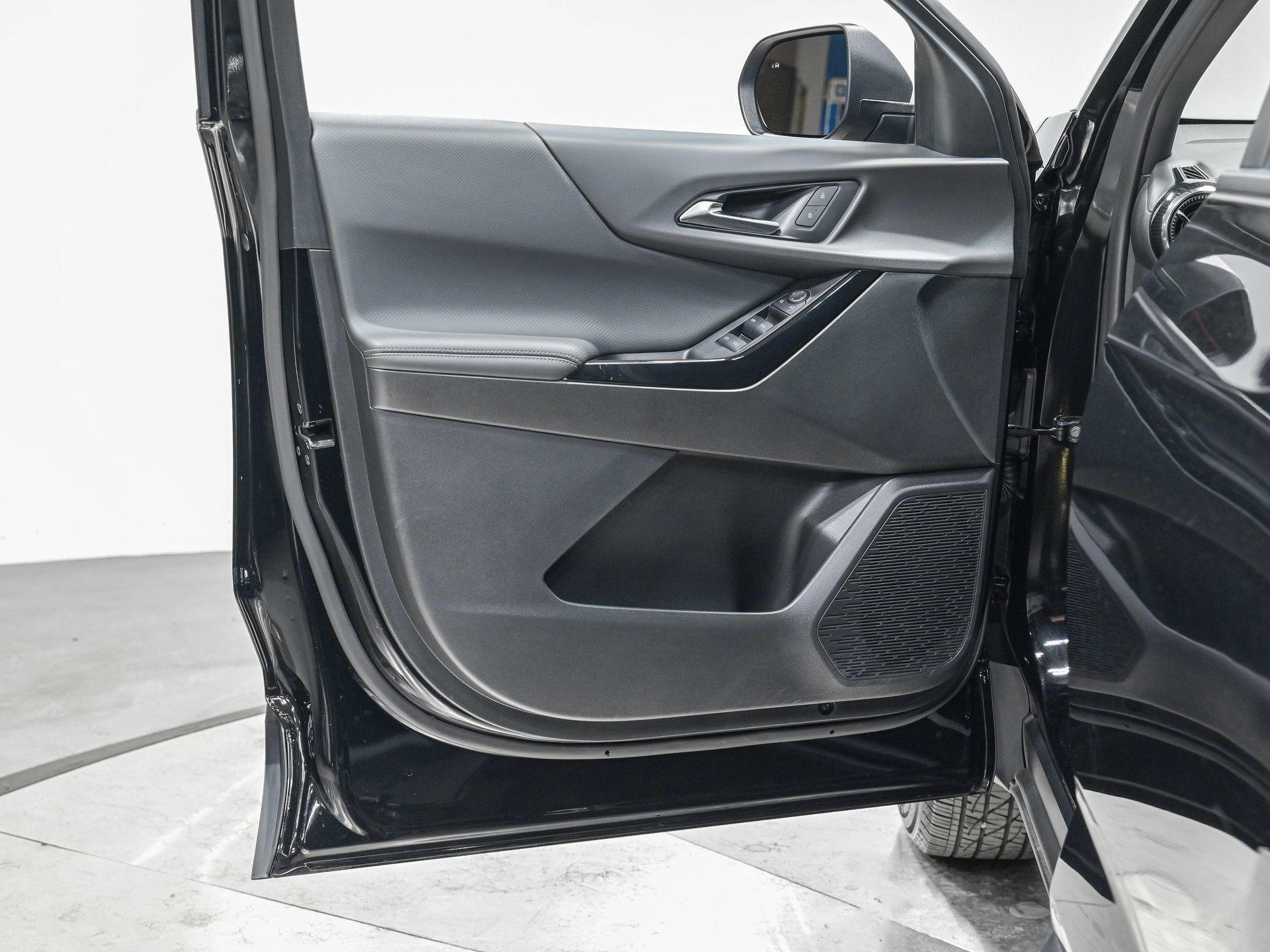 Used 2025 Chevrolet Equinox LT FWD image 12