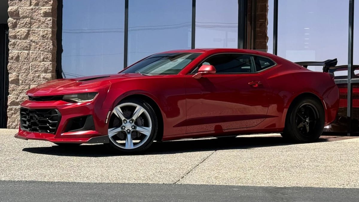 Used 2018 Chevrolet Camaro SS RWD image 3