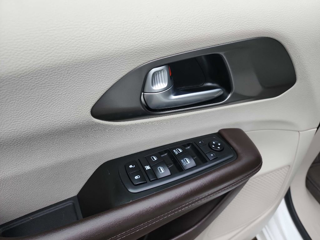 Used 2019 Chrysler Pacifica Touring Plus w/ Tire & Wheel Group image 13