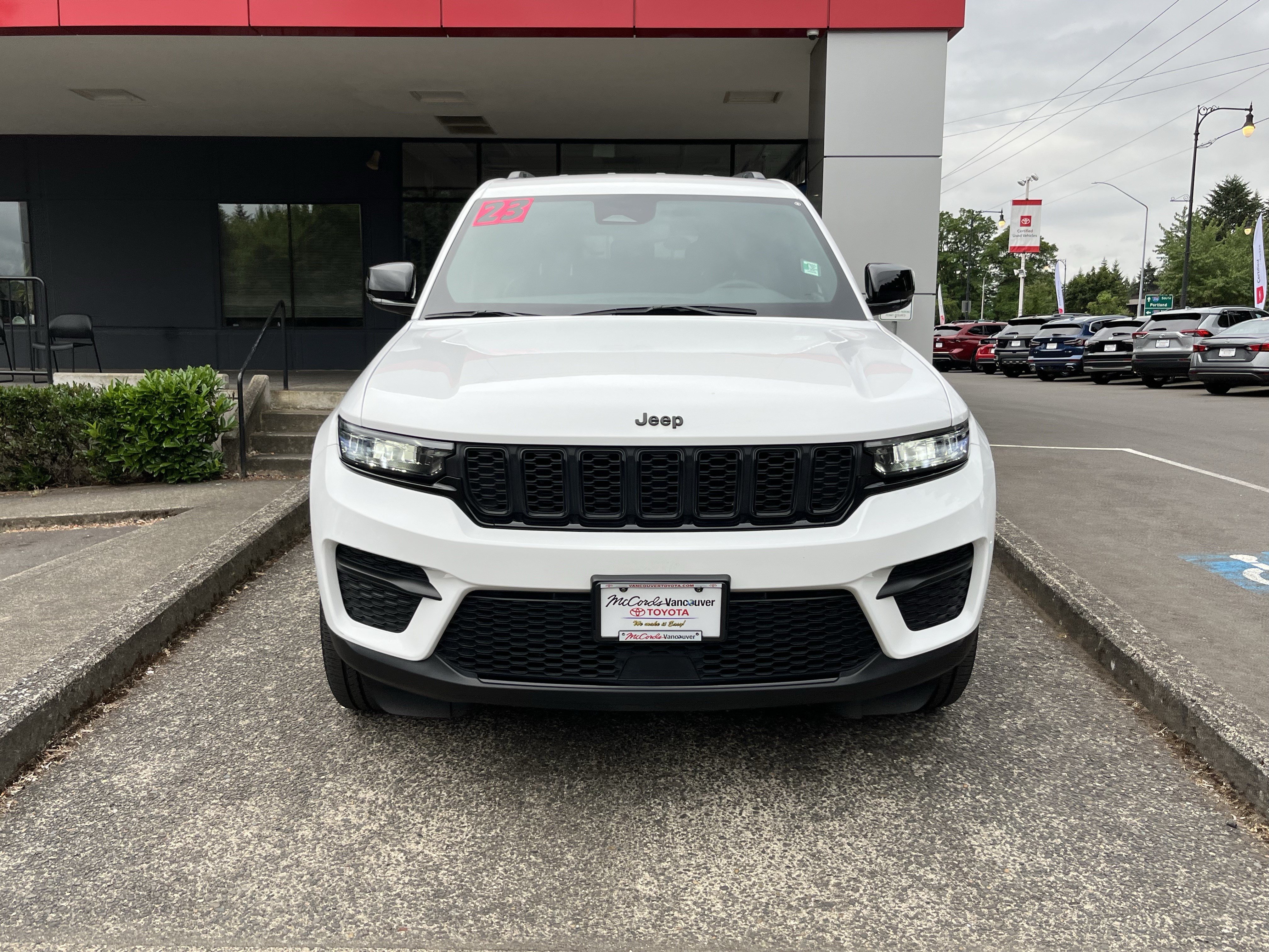Used 2023 Jeep Grand Cherokee Altitude AWD/4WD image 2