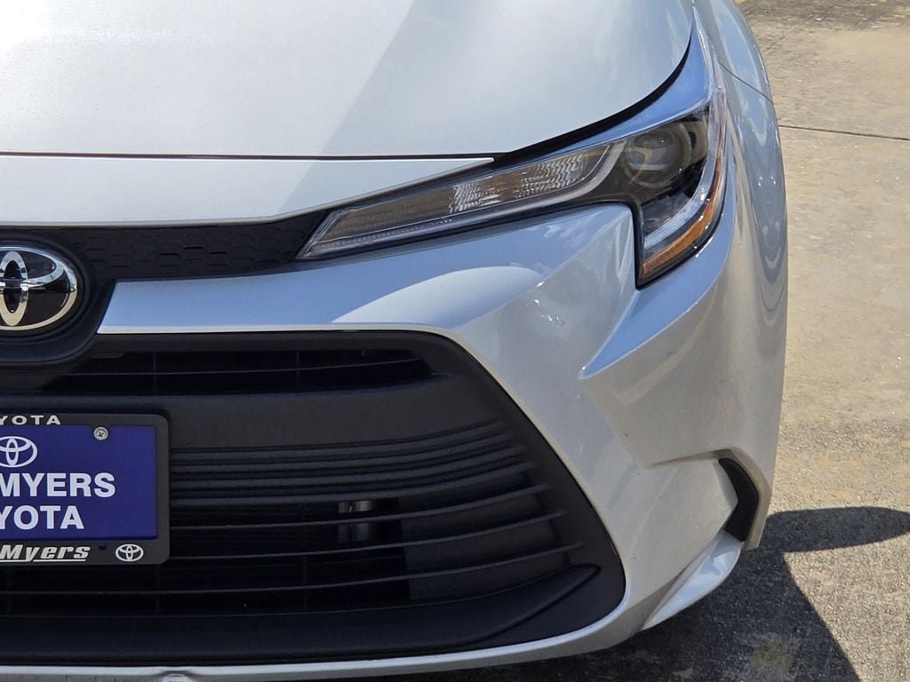Used 2026 Toyota Corolla LE FWD image 4