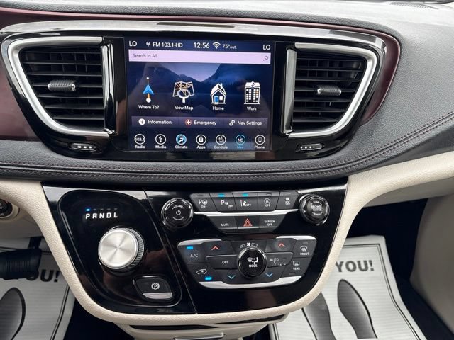 Used 2018 Chrysler Pacifica Limited w/ Tire & Wheel Group FWD image 16