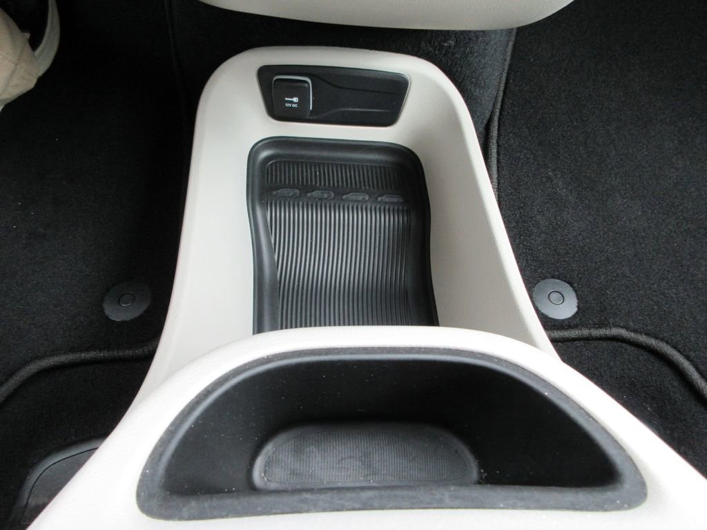 Used 2023 Chrysler Pacifica Touring-L image 28