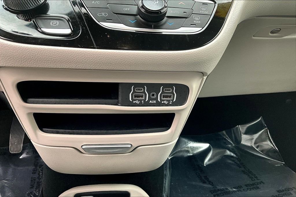 Used 2023 Chrysler Pacifica Touring-L image 15
