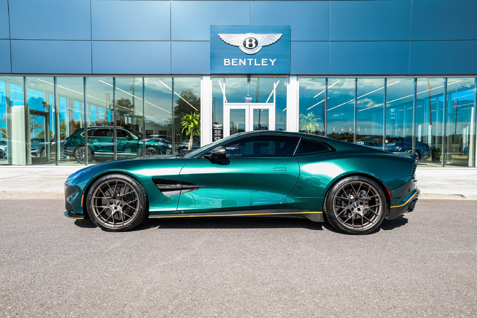 Used 2025 Aston Martin Vanquish RWD image 5