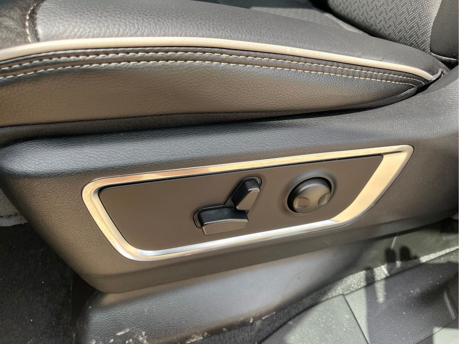 Used 2026 RAM 1500 Laramie AWD/4WD image 11