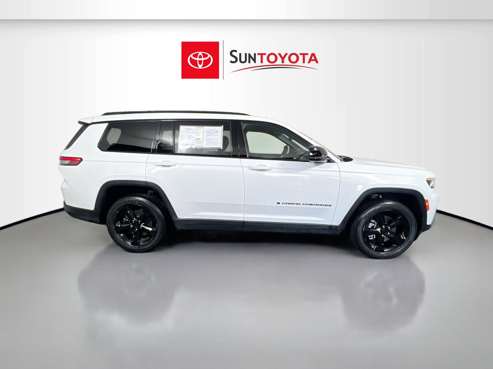 Used 2023 Jeep Grand Cherokee L Laredo image 2