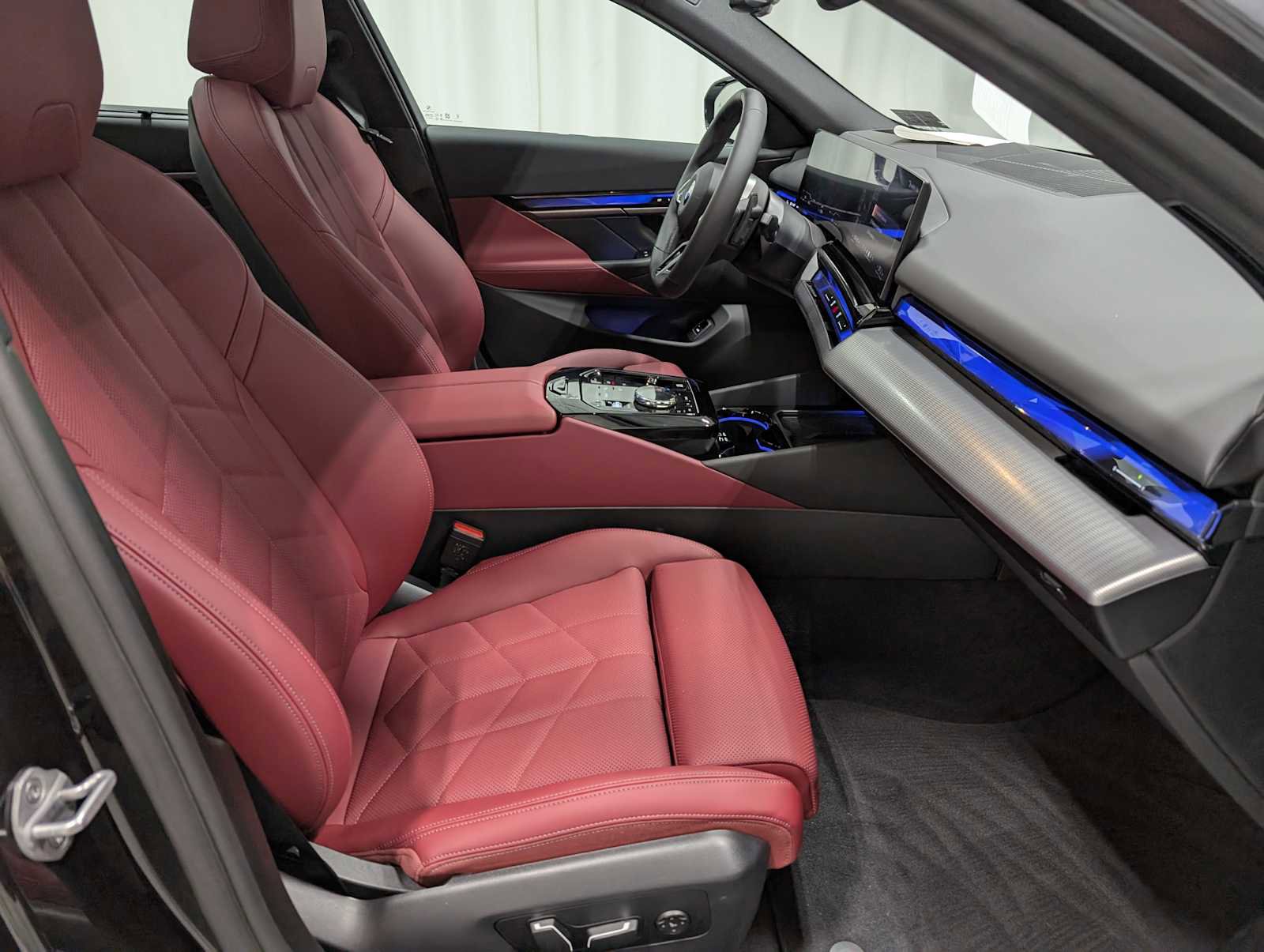 Used 2025 BMW 540i xDrive w/ Executive Package image 40