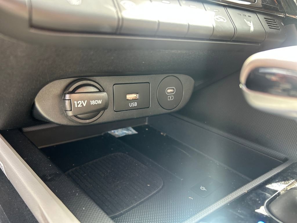 Used 2025 Hyundai Elantra Limited image 18