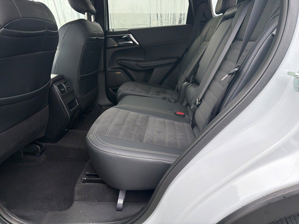 Used 2025 Mitsubishi Outlander SE image 12