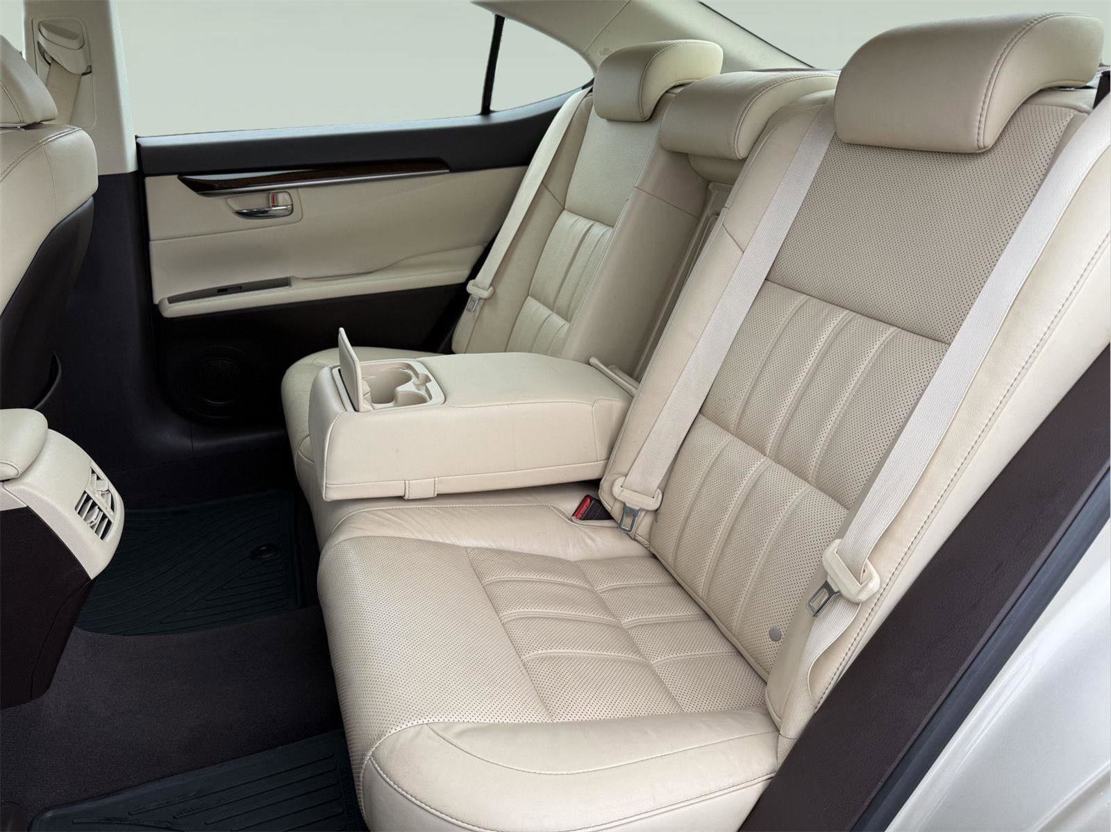 Used 2016 Lexus ES 350 w/ Luxury Package w/Wood Trim image 23