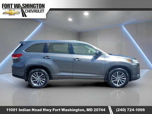 Used 2017 Toyota Highlander XLE AWD/4WD image 2