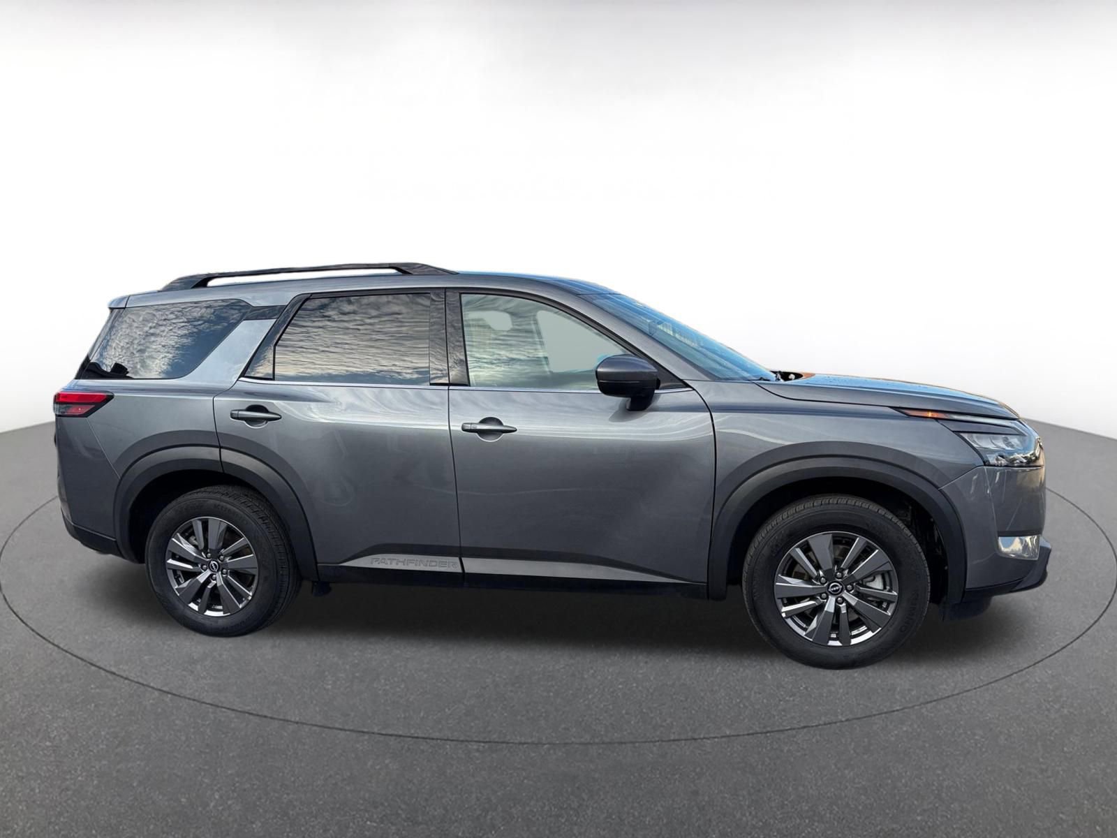 Used 2025 Nissan Pathfinder SV image 13