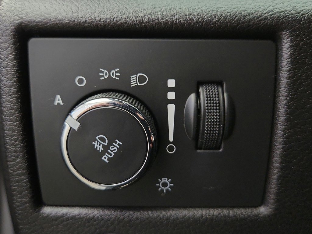 Used 2018 Jeep Grand Cherokee Altitude RWD image 22