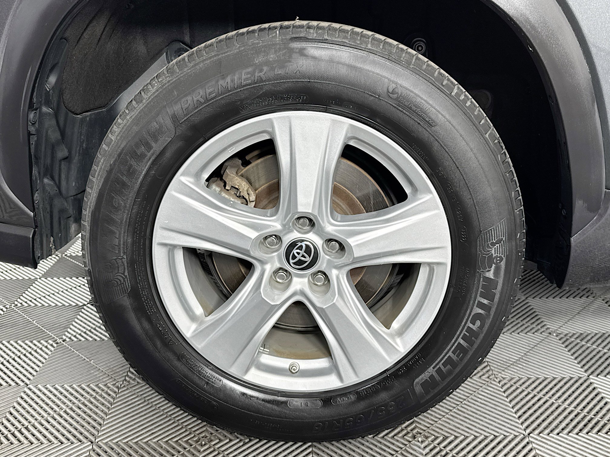 Used 2023 Toyota Highlander L image 32